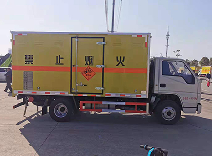 姚安爆破器材运输车技术升级与安全合规新趋势